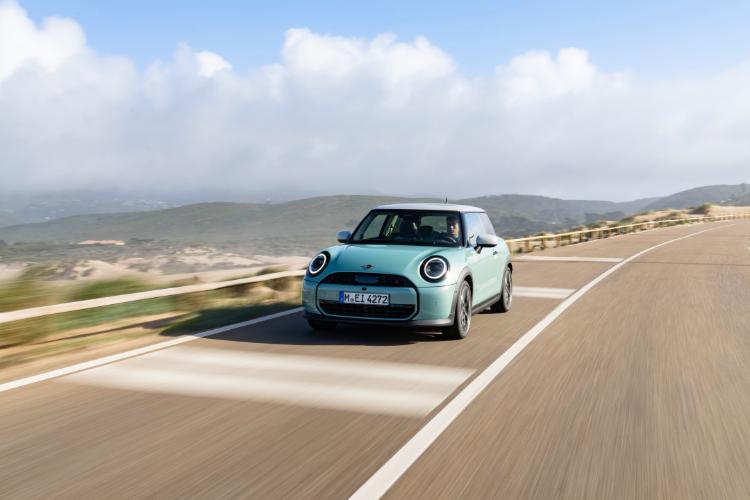 novi-mini-cooper-s-u-classic-opremi-sportske-performanse-i-bezvremenski-dizajn-9