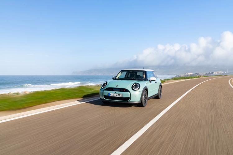 novi-mini-cooper-s-u-classic-opremi-sportske-performanse-i-bezvremenski-dizajn-10