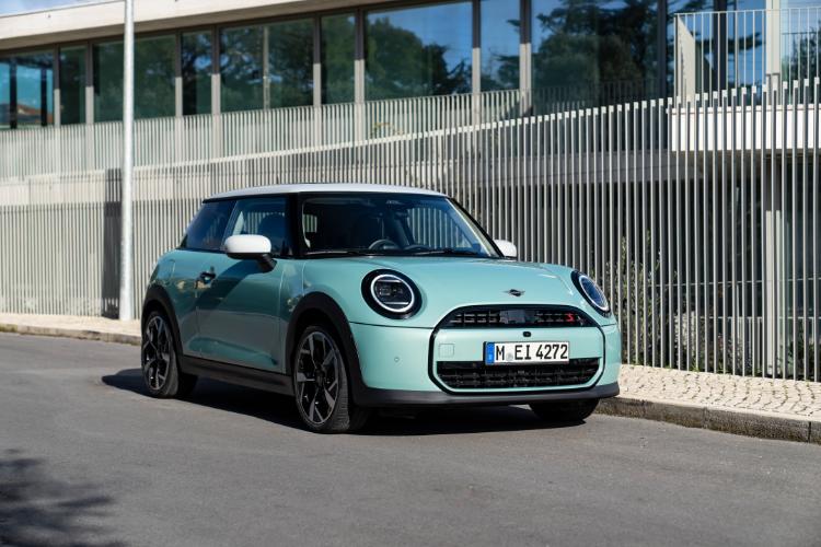 novi-mini-cooper-s-u-classic-opremi-sportske-performanse-i-bezvremenski-dizajn-13