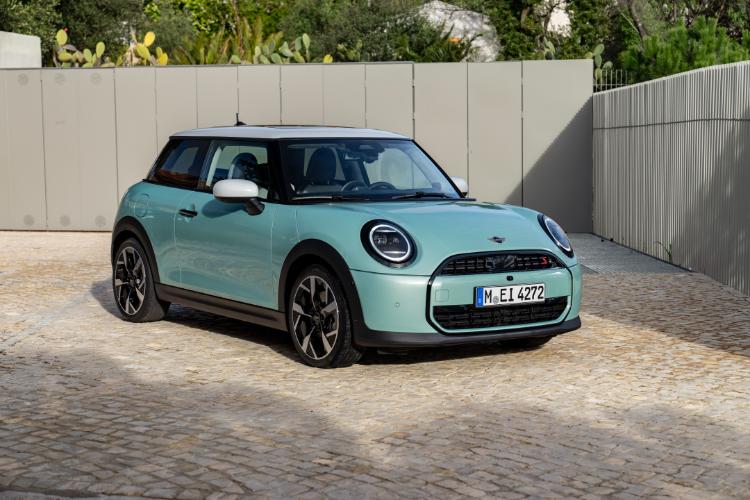 novi-mini-cooper-s-u-classic-opremi-sportske-performanse-i-bezvremenski-dizajn-15