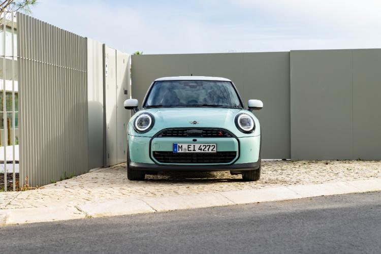 novi-mini-cooper-s-u-classic-opremi-sportske-performanse-i-bezvremenski-dizajn-18