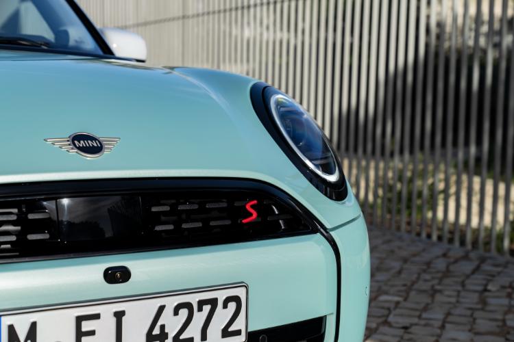 novi-mini-cooper-s-u-classic-opremi-sportske-performanse-i-bezvremenski-dizajn-19