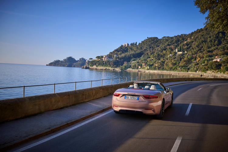 2025-maserati-grancabrio-folgore-zavodljivi-elektricni-kabriolet-dolazi-na-scenu-57