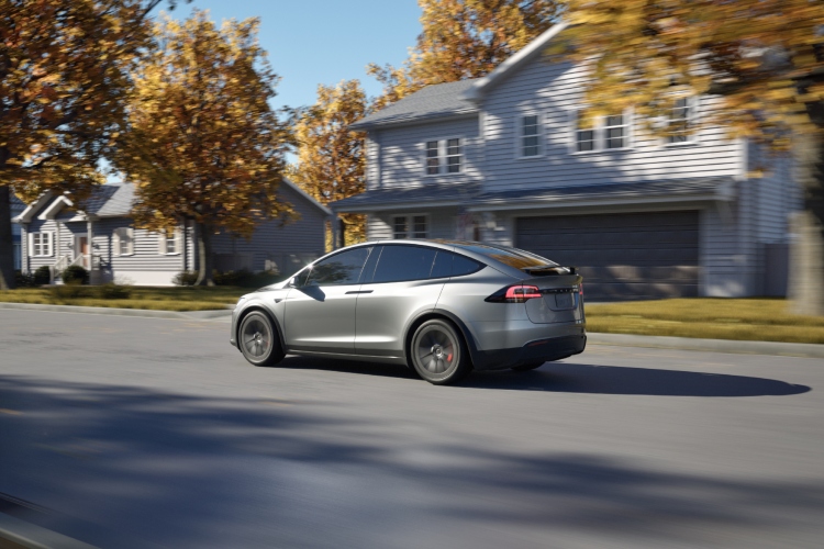 tesla-model-x-novi-problem-sa-krovnim-detaljima-jos-jedno-povlacenje-vozila-na-pomolu-4
