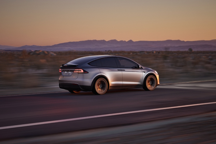 tesla-model-x-novi-problem-sa-krovnim-detaljima-jos-jedno-povlacenje-vozila-na-pomolu-5