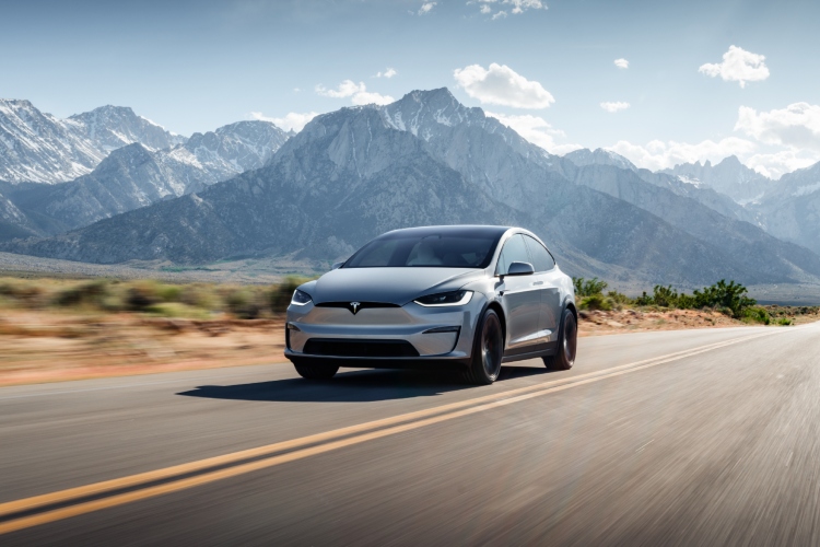 tesla-model-x-novi-problem-sa-krovnim-detaljima-jos-jedno-povlacenje-vozila-na-pomolu-1