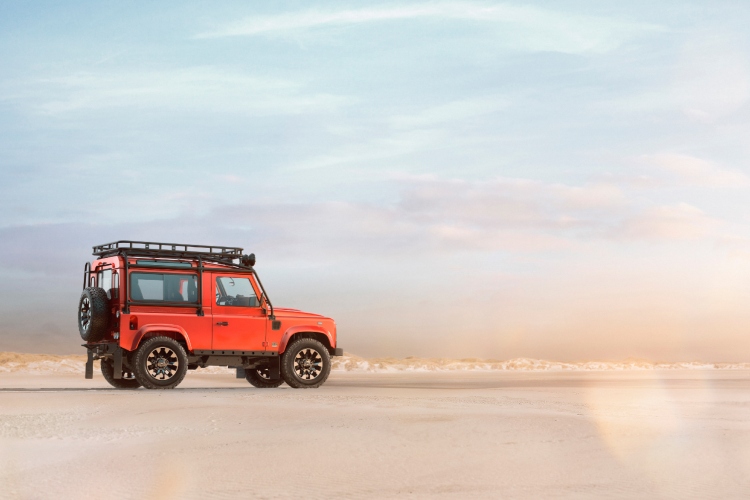 land-rover-vraca-klasicni-defender-v8-sa-modernim-preokretom-10