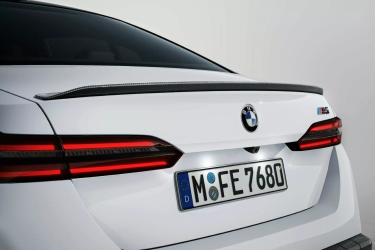 2025-bmw-m5-dobija-dodatnu-dozu-karbona-sa-opcionalnim-m-performance-delovima-4