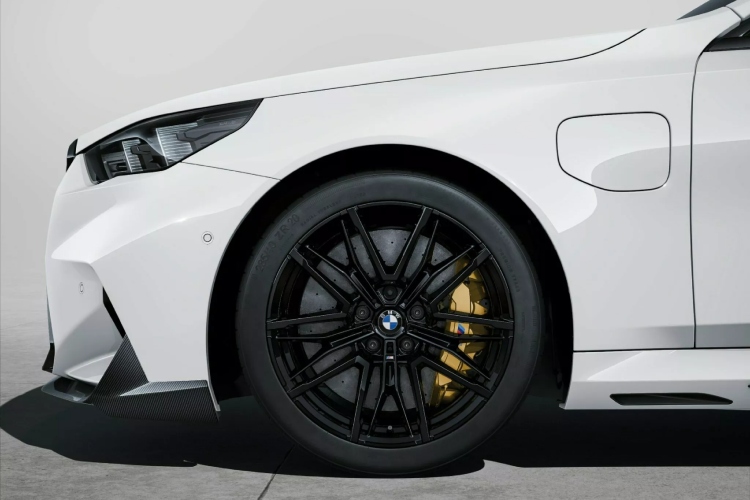 2025-bmw-m5-dobija-dodatnu-dozu-karbona-sa-opcionalnim-m-performance-delovima-9