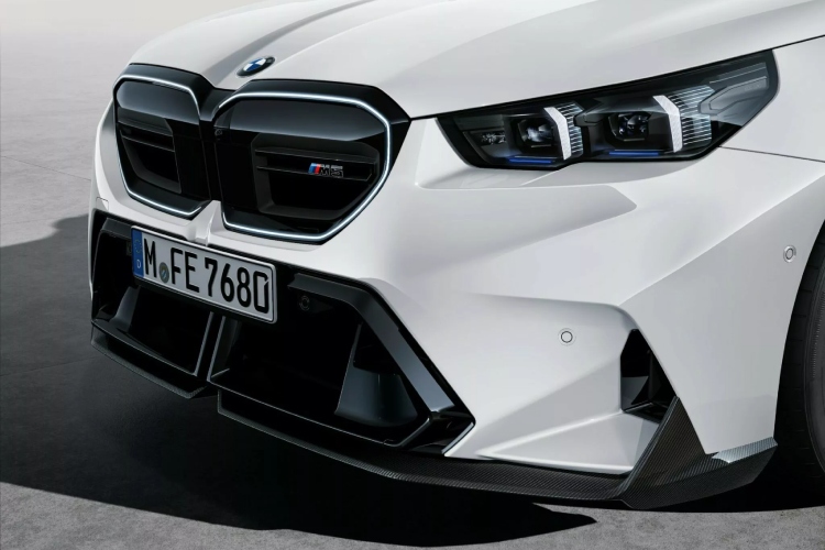 2025-bmw-m5-dobija-dodatnu-dozu-karbona-sa-opcionalnim-m-performance-delovima-10