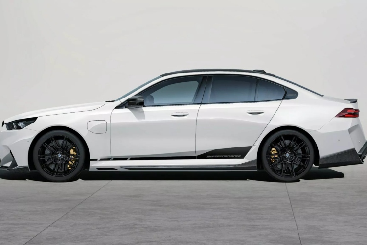 2025-bmw-m5-dobija-dodatnu-dozu-karbona-sa-opcionalnim-m-performance-delovima-12