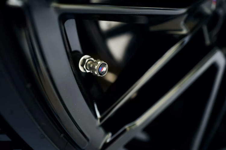 2025-bmw-m5-dobija-dodatnu-dozu-karbona-sa-opcionalnim-m-performance-delovima-14