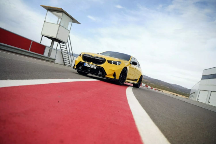2025-bmw-m5-dobija-dodatnu-dozu-karbona-sa-opcionalnim-m-performance-delovima-18