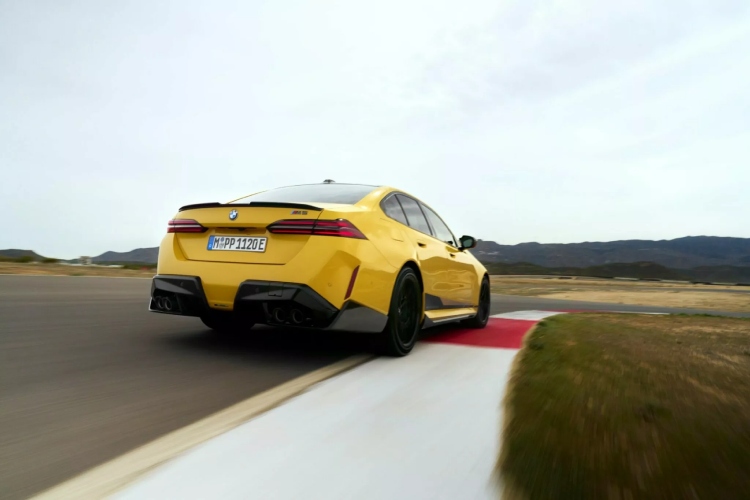 2025-bmw-m5-dobija-dodatnu-dozu-karbona-sa-opcionalnim-m-performance-delovima-20