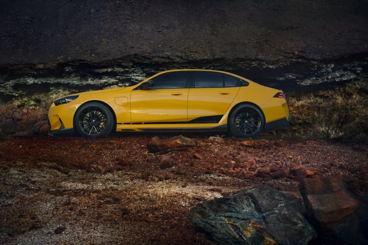 2025-bmw-m5-dobija-dodatnu-dozu-karbona-sa-opcionalnim-m-performance-delovima-23