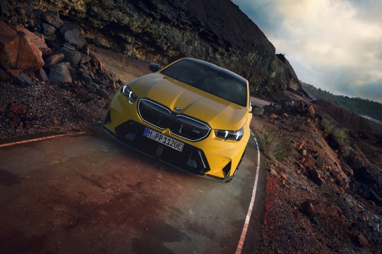 2025-bmw-m5-dobija-dodatnu-dozu-karbona-sa-opcionalnim-m-performance-delovima-24