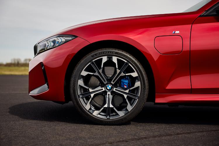 2025-bmw-serije-3-dobija-vise-snage-i-azuriran-izgled-38