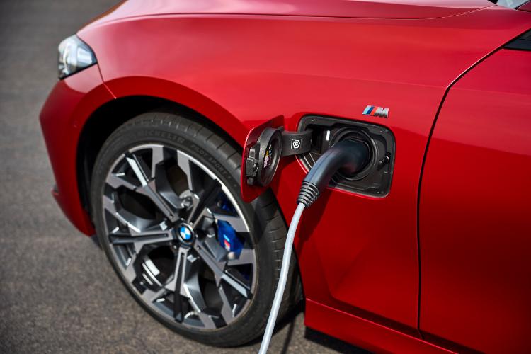 2025-bmw-serije-3-dobija-vise-snage-i-azuriran-izgled-39