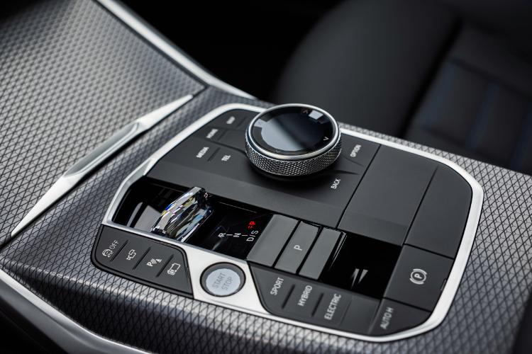 2025-bmw-serije-3-dobija-vise-snage-i-azuriran-izgled-43