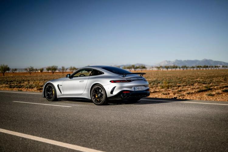 2024-mercedes-amg-gt-stize-ovog-proleca-sa-v8-snagom-i-cenom-od-134900-dolara-14