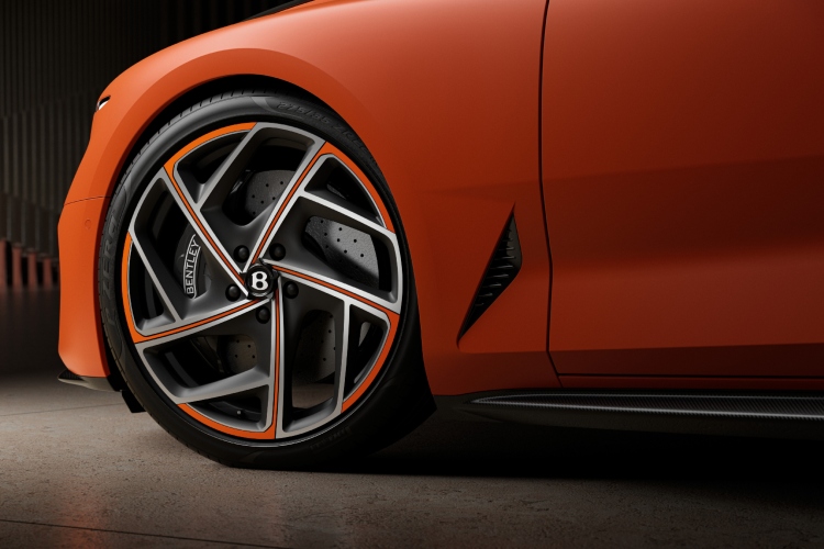 the-batur-convertible-novi-korak-u-luksuzu-performansama-i-personalizaciji-sa-mulliner-potpisom-7