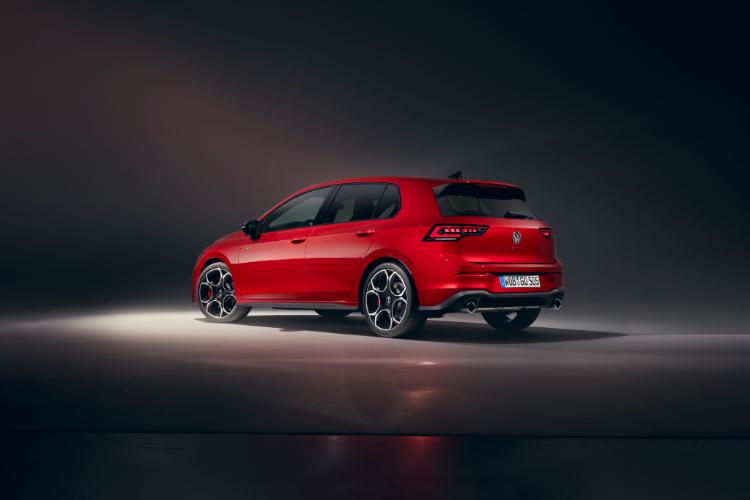 volkswagen-zapocinje-predprodaju-novog-mocnijeg-golf-gti01-13