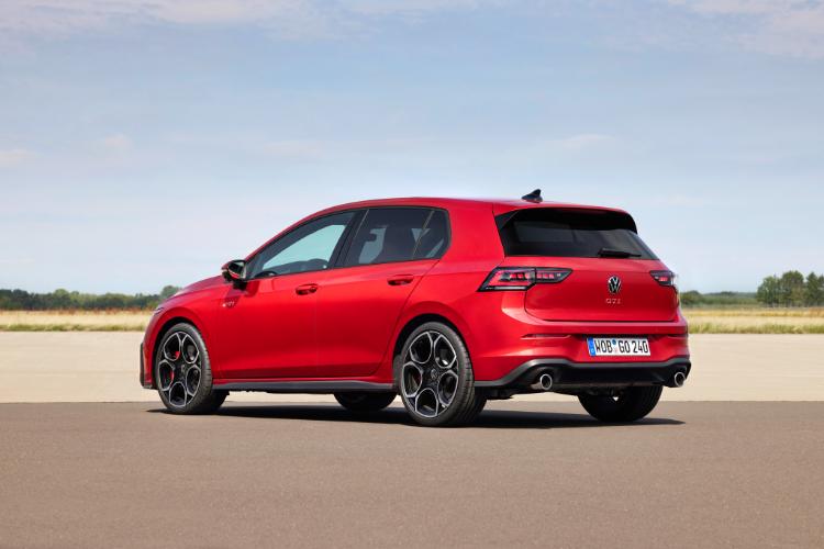 volkswagen-zapocinje-predprodaju-novog-mocnijeg-golf-gti01-17