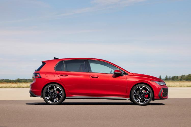 volkswagen-zapocinje-predprodaju-novog-mocnijeg-golf-gti01-19