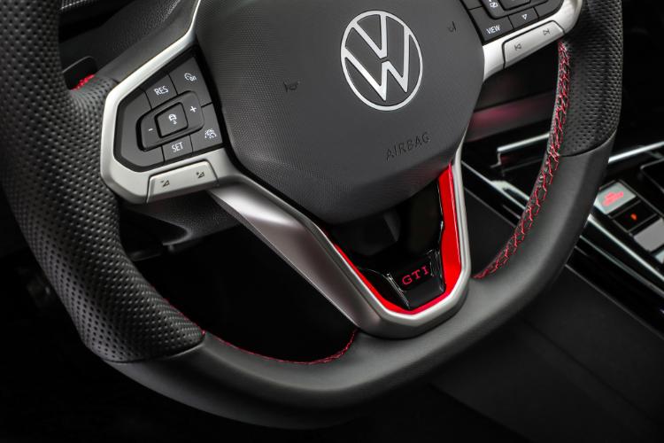 volkswagen-zapocinje-predprodaju-novog-mocnijeg-golf-gti01-23