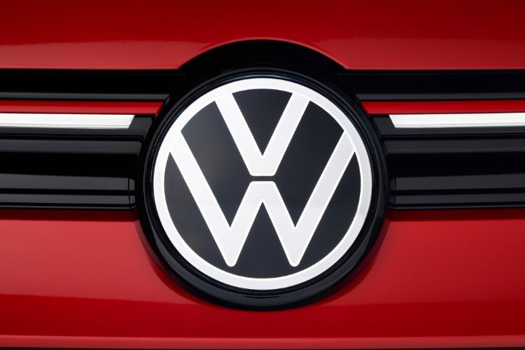 volkswagen-zapocinje-predprodaju-novog-mocnijeg-golf-gti01-28