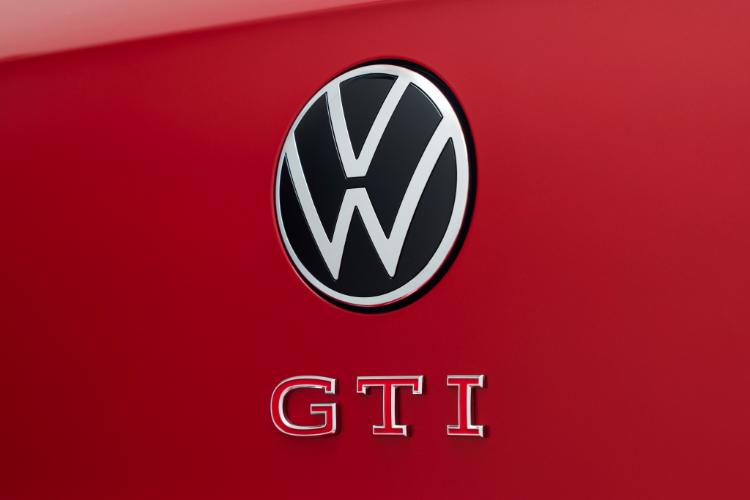 volkswagen-zapocinje-predprodaju-novog-mocnijeg-golf-gti01-29