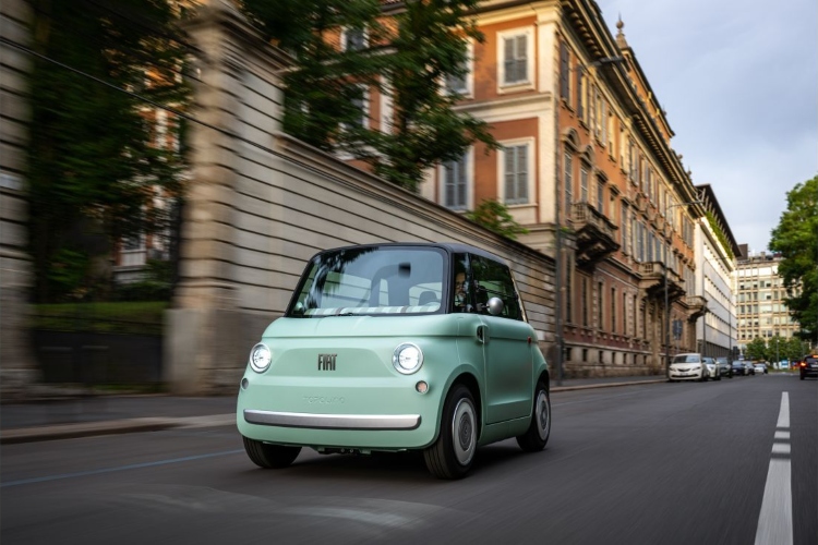 policija-zaplenila-fiat-ev-vozila-zbog-italijanske-zastave-dok-sukob-izmedu-stellantisa-i-vlade-raste-1