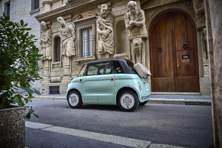 policija-zaplenila-fiat-ev-vozila-zbog-italijanske-zastave-dok-sukob-izmedu-stellantisa-i-vlade-raste-2