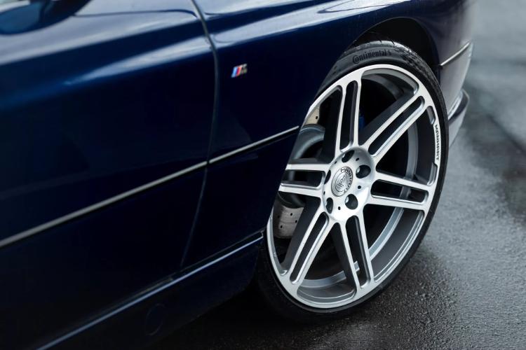 manhart-povecava-velicanstvenost-bmw-e31-serije-8-sa-e39-m5-v8-rucnim-menjacem-12