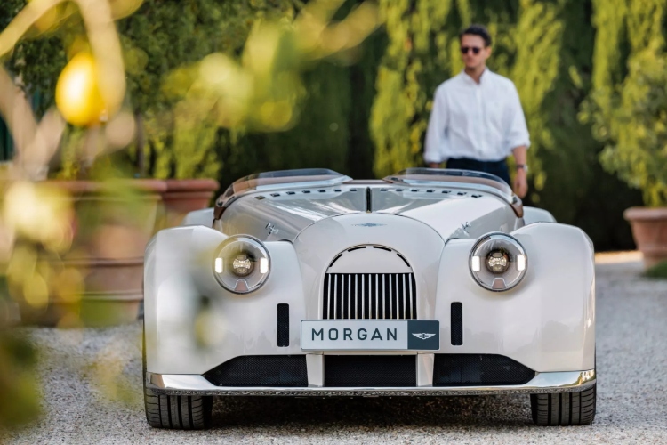 pininfarinina-morgan-midsummer-slavi-otvorenu-voznju-sa-bmw-srcem-4
