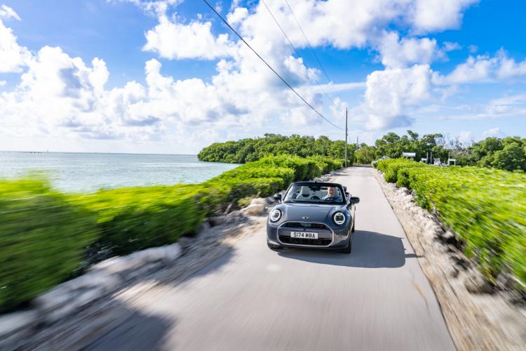 uvek-otvoren-neponovljivo-uzivanje-u-voznji-novog-mini-cooper-kabriolet-13