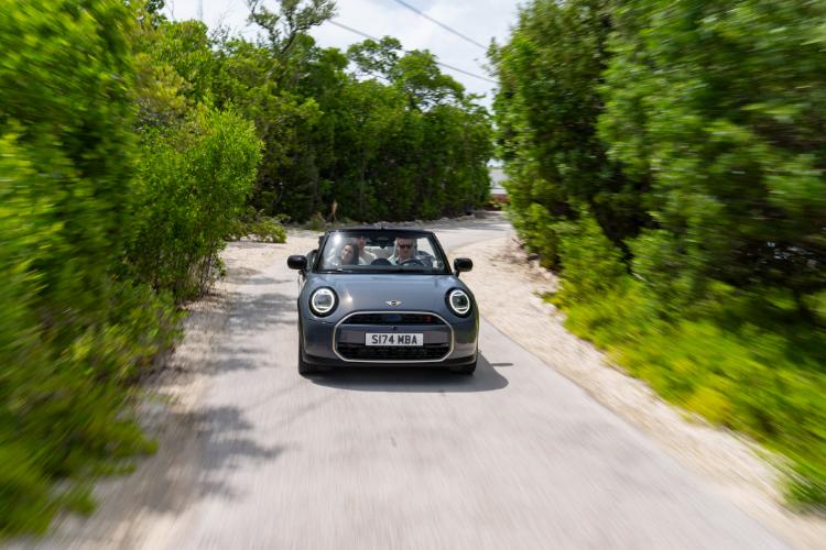 uvek-otvoren-neponovljivo-uzivanje-u-voznji-novog-mini-cooper-kabriolet-14