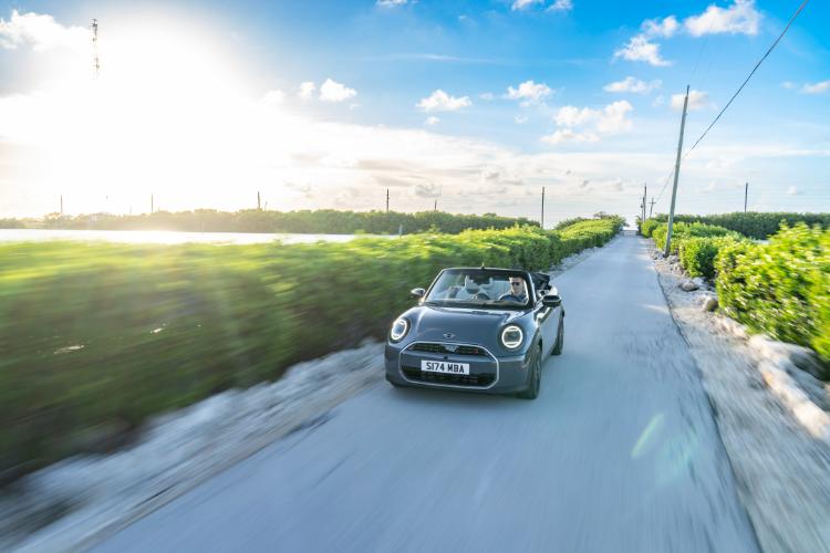 uvek-otvoren-neponovljivo-uzivanje-u-voznji-novog-mini-cooper-kabriolet-16