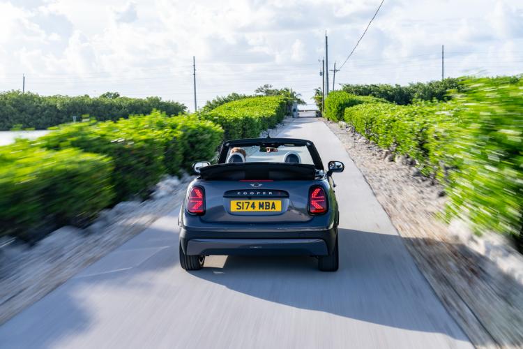 uvek-otvoren-neponovljivo-uzivanje-u-voznji-novog-mini-cooper-kabriolet-41