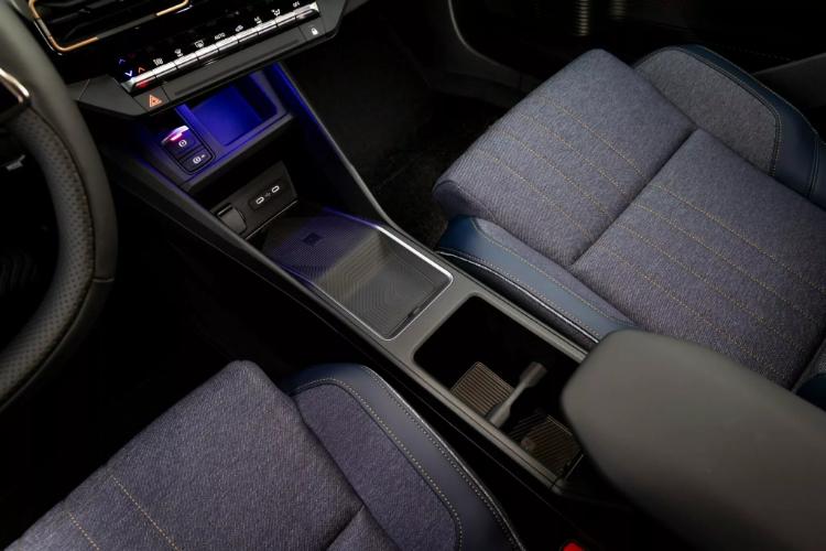 2025-renault-4-e-tech-mali-elektricna-suv-sa-retro-izgledom-54