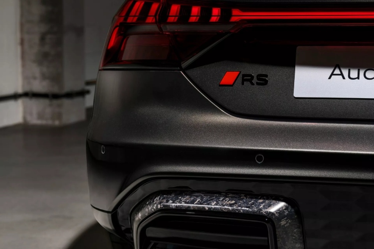 audi-exclusive-predstavlja-e-tron-gt-u-arabica-sivoj-boji-ogranicen-na-299-jedinica-16