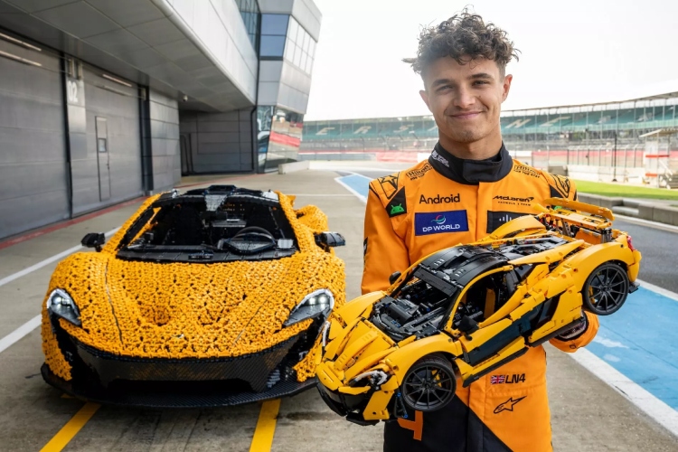 lego-model-mclaren-p1-u-prirodnoj-velicini-vozio-krug-po-silverstonu-sa-landom-norisom-za-volanom-4