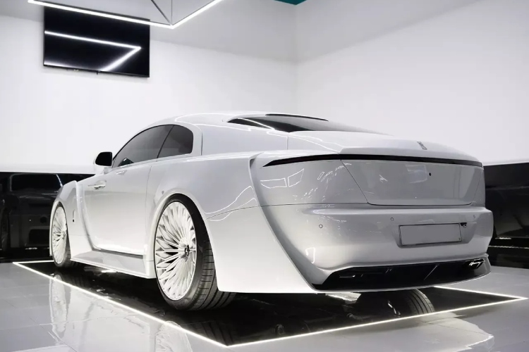 rolls-royce-wraith-venuum-kada-zmijska-koza-i-tiktok-ambicije-sednu-u-isti-auto-2
