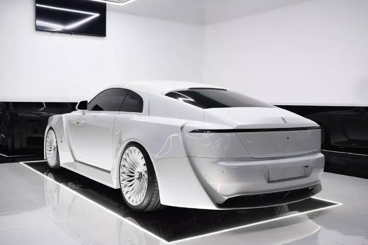 rolls-royce-wraith-venuum-kada-zmijska-koza-i-tiktok-ambicije-sednu-u-isti-auto-4