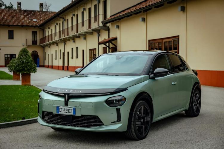 2025-lancia-ypsilon-hybrid-sada-ima-vise-snage-ali-zapravo-nema-1