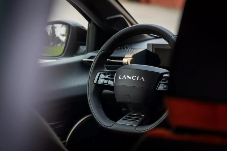 2025-lancia-ypsilon-hybrid-sada-ima-vise-snage-ali-zapravo-nema-4