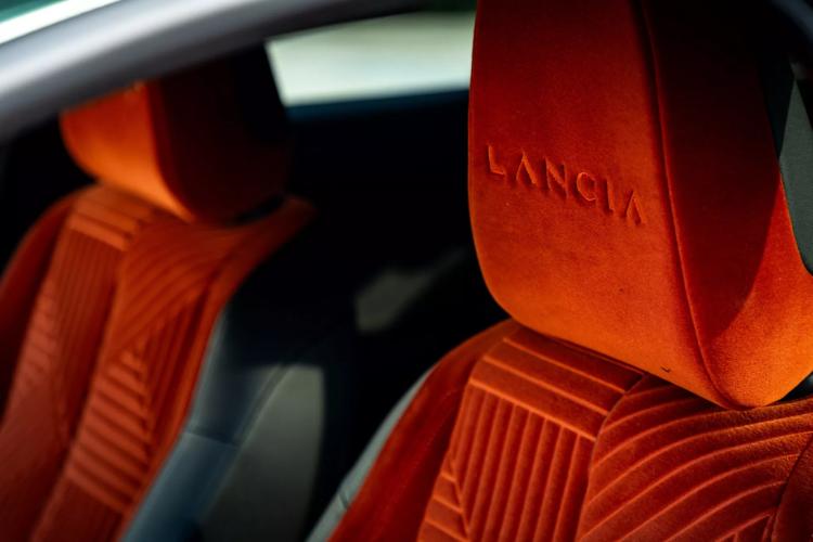 2025-lancia-ypsilon-hybrid-sada-ima-vise-snage-ali-zapravo-nema-7