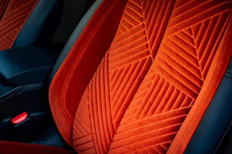 2025-lancia-ypsilon-hybrid-sada-ima-vise-snage-ali-zapravo-nema-8