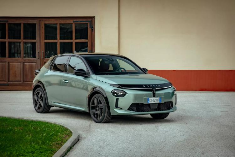 2025-lancia-ypsilon-hybrid-sada-ima-vise-snage-ali-zapravo-nema-10