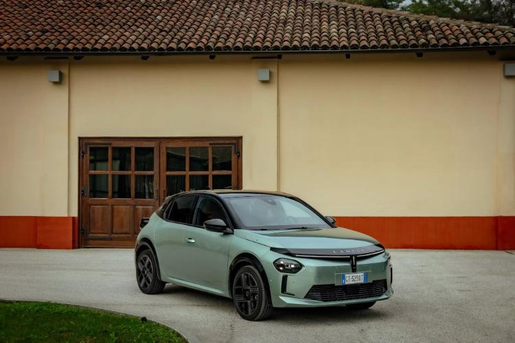 2025-lancia-ypsilon-hybrid-sada-ima-vise-snage-ali-zapravo-nema-9